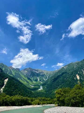 雄大な山々と清流のコントラスト
