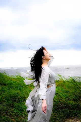 風をまとう海辺の瞬間