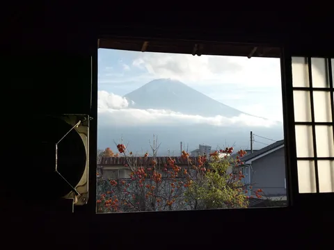 暗がりからドーン！富士山出現。