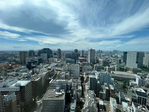 青空と摩天楼の都市景観