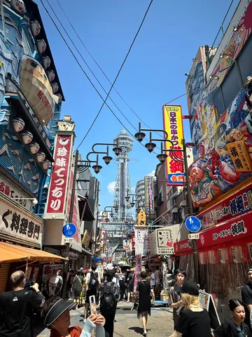 通天閣へ続く賑わい