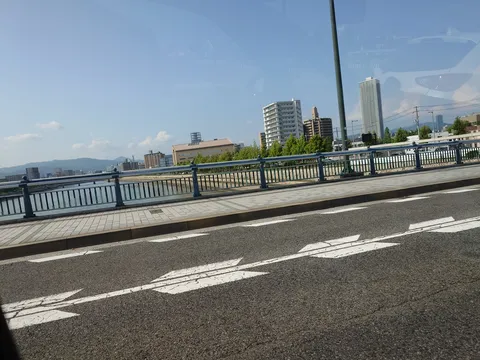 橋の上から見た都会の空
