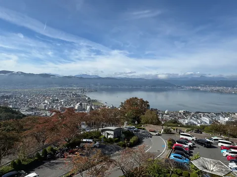 湖畔の街並みと秋色の山々