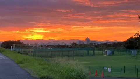 燃える空と静かな練習場