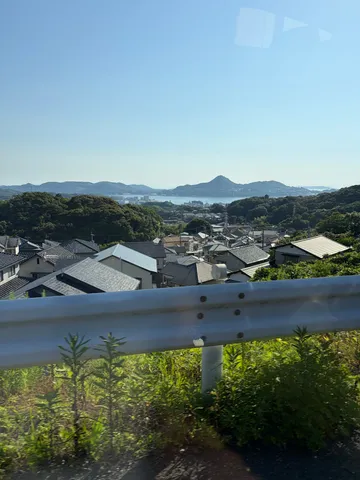 山と海に囲まれた静かな町並み