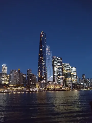 煌めく高層ビル群の夜