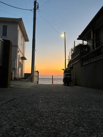 灯りの向こう、夕暮れの海