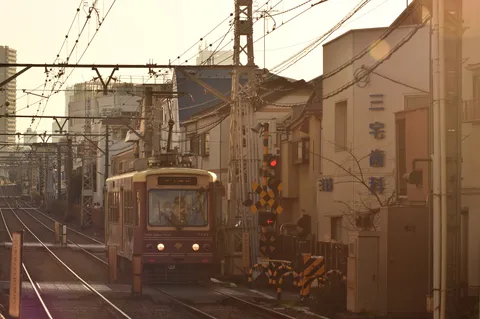 夕暮れ時の路面電車、ノスタルジックな風景