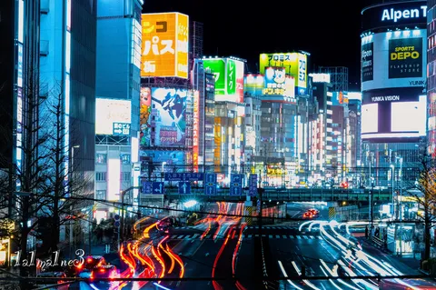 ネオンが走る夜の交差点