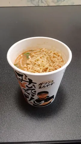 カップ麺から漂う湯気、日常の一コマ