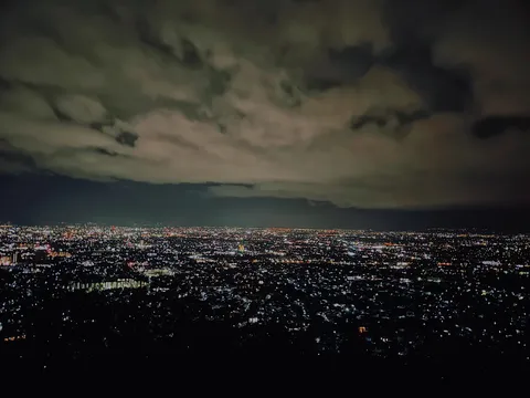 夜景に溶ける雲の絨毯