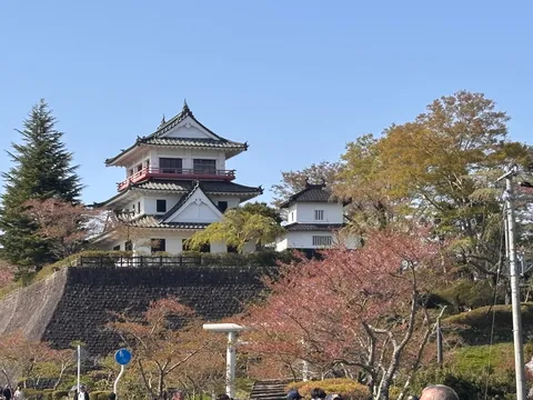 石垣の上の、赤白の粋