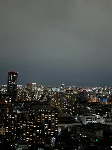 都会の夜景、静かな灯り