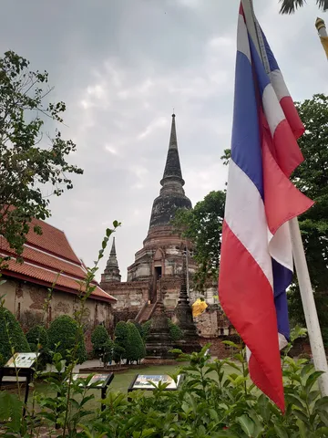 古都の風とタイの国旗