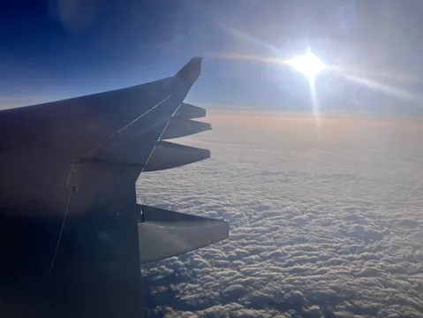 雲海の上に広がる青い空と太陽