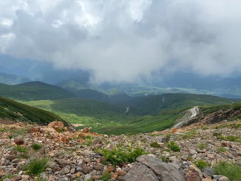 雲海に吸い込まれそうな山道