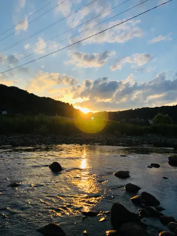 夕暮れの川辺、穏やかな水面