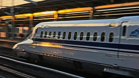 夕暮れの光を駆ける列車