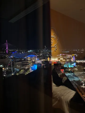 窓に映る夜景の余韻