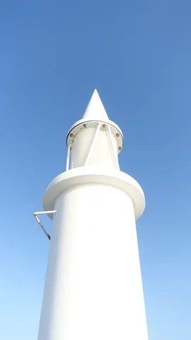 青空と灯台の頂