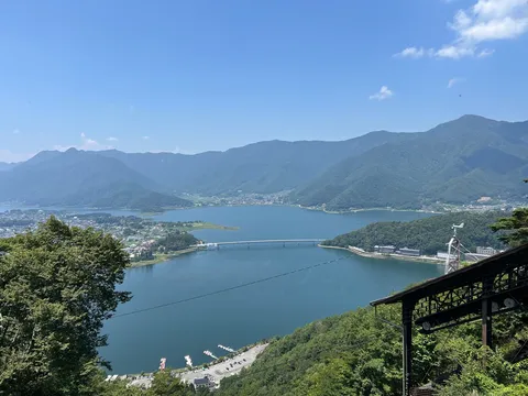 湖と山々が織りなす絶景