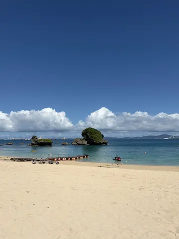 青い空と穏やかな海、静かな休日