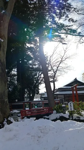 雪化粧の和風建築と静寂