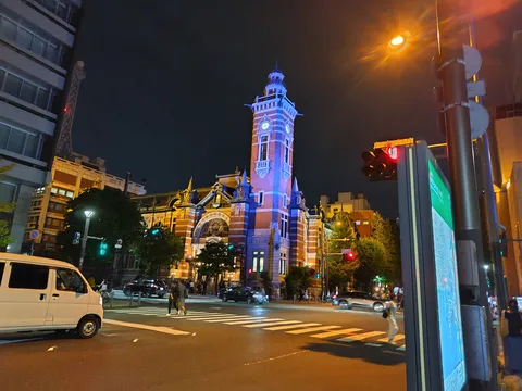 歴史建築と夜の交差点
