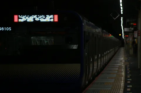 夜のホームに伸びる列車の影