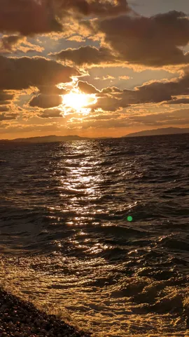 水面を染める夕焼けの輝き