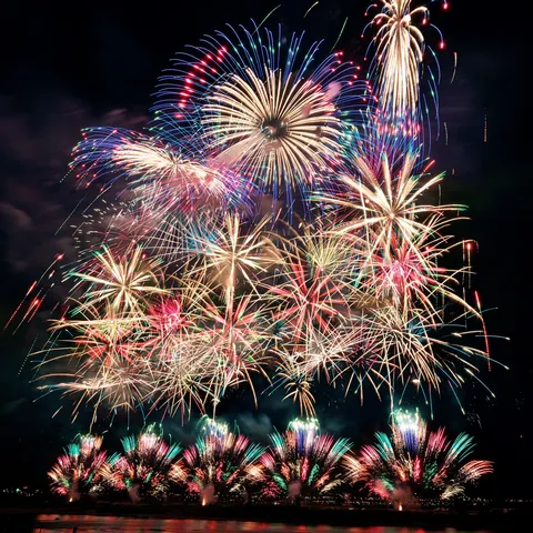 夜空を彩る光の競演