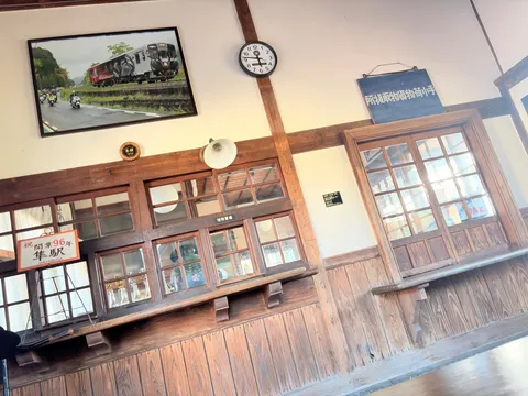 昭和レトロな駅舎の風景