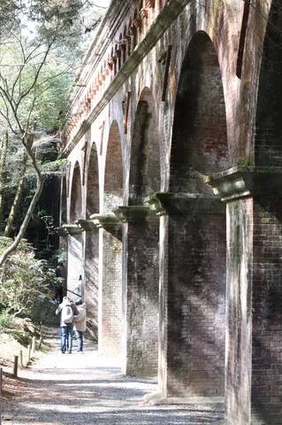石路のアーチが並ぶ静寂