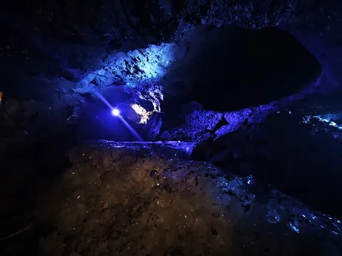 青の洞窟の静かな奥行き