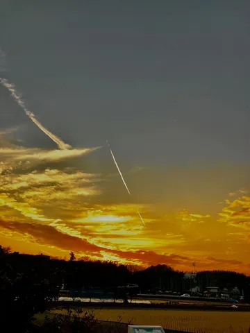 夕焼け空に描かれた飛行機雲