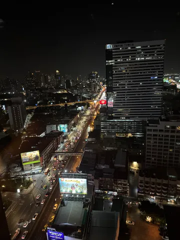 夜の都心を走る光の列