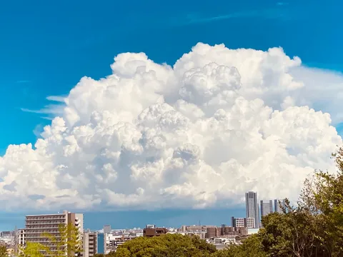 積乱雲と都会のコントラスト