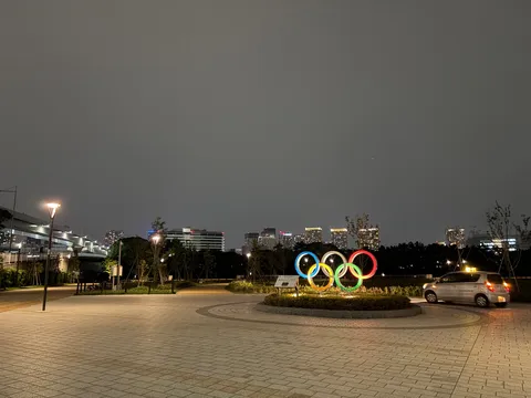 都会の夜に灯る希望の輪