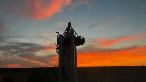 夕焼けと影の塔と人影