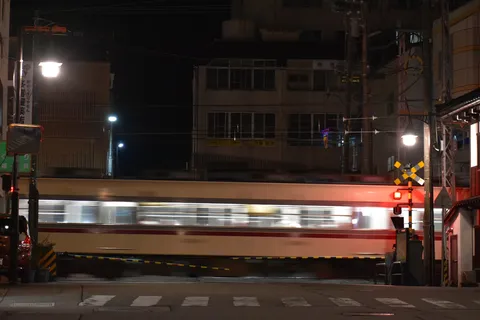疾走る夜、街灯と列車