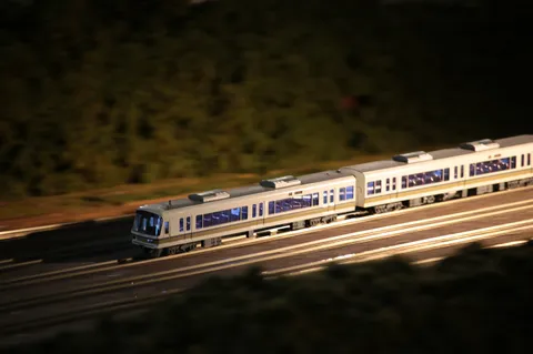 夜の線路を走る列車