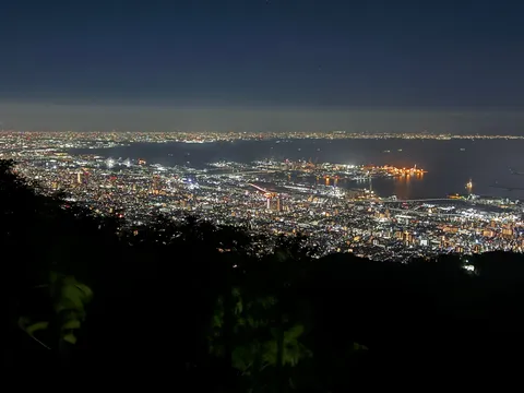 海と街の夜景の余韻