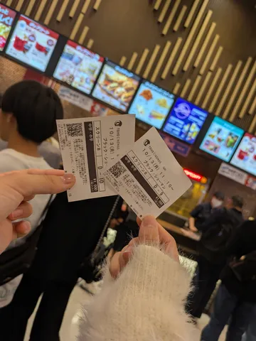映画鑑賞チケットを手に