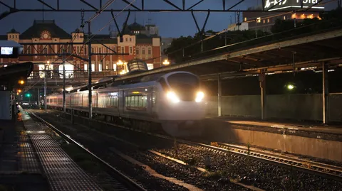 夜の駅に滑り込む新幹線
