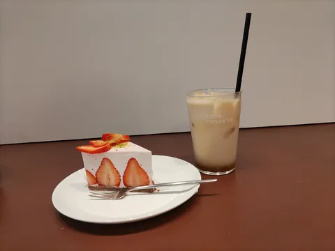 いちごのショートケーキとカフェオレ