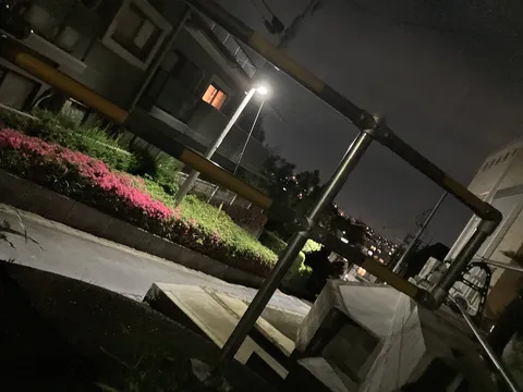 茜色の窓、夜の情景