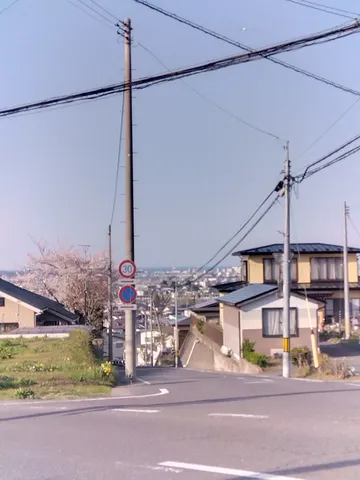 坂道の先に広がる町並み