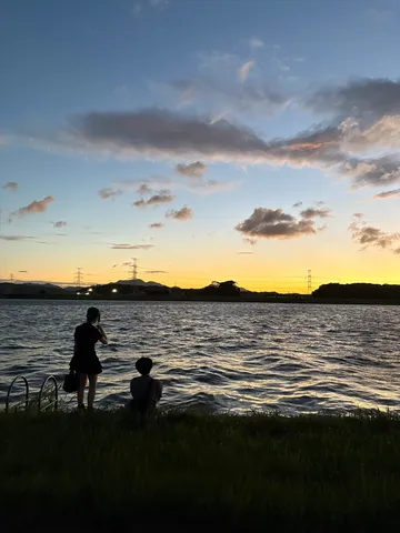 黄昏時の静かな水面と二人