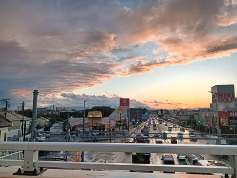 夕暮れ空を彩る、物流の動脈