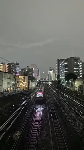 夜の線路と街の灯り